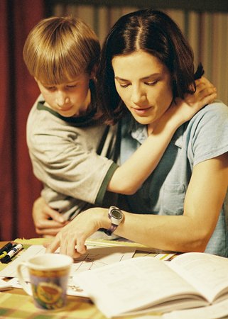 Cruzando la línea, Terry Farrell, Adrian Pasdar, Sumela Kay, Lawrence Dane, Sherry Miller, Barry Flatman, Josh Buckle, Amy Rutherford, Courtney Hawkrigg, Jamie Robinson